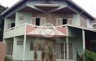 Imagem: A casa possui 4 Dormitórios, 2 Banheiros, 460m² de Área e