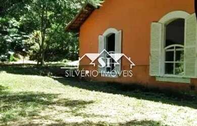 Imagem: A casa possui 4 Dormitórios, 2 Banheiros, 2 Vagas na garagem