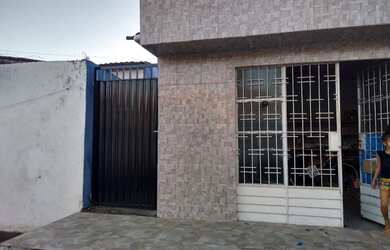 Imagem: A casa possui 2 Dormitórios e 1 Banheiro e está localizado