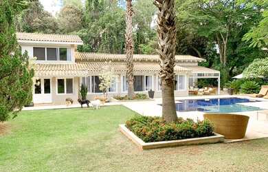 Imagem: A casa em condomínio possui 5 Dormitórios, 5 Banheiros e 700m²