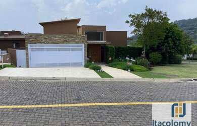 Imagem: A casa em condomínio possui 5 Dormitórios, 5 Banheiros, 4