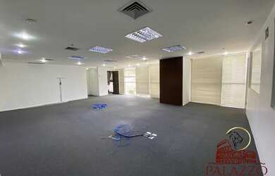 Imagem: O depósito possui 2 Vagas na garagem e 162m² de Área e está