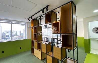 Imagem: O depósito possui 5 Vagas na garagem, 219m² de Área e está