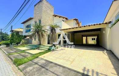 Imagem: A casa em condomínio possui 5 Dormitórios, 5 Banheiros, 450m²