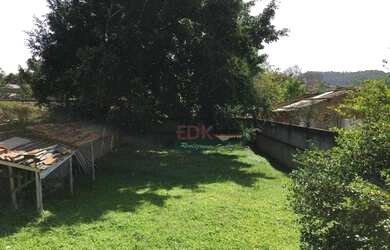 Imagem: A casa possui 3 Dormitórios, 1 Banheiro, 2 Vagas na garagem