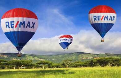 Imagem: O terreno possui 200m² de Área, Piscina e está localizado