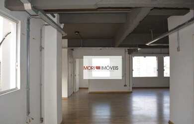 Imagem: O depósito possui 1 Vaga na garagem e 225m² de Área e está