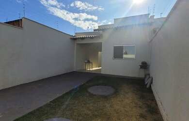 Imagem: A casa possui 3 Dormitórios, 2 Banheiros, 5 Vagas na garagem