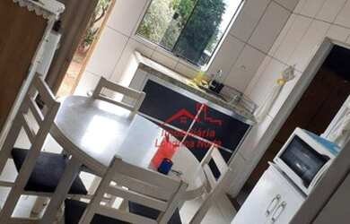 Imagem: A casa possui 4 Dormitórios, 1 Banheiro, 2 Vagas na garagem