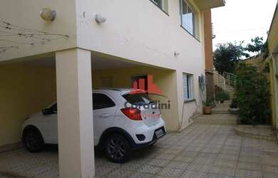 Imagem: A casa possui 4 Dormitórios, 5 Banheiros, 4 Vagas na garagem