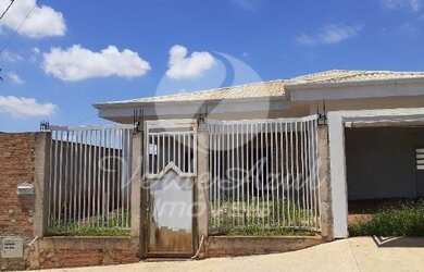 Imagem: A casa possui 3 Dormitórios, 4 Banheiros, 2 Vagas na garagem