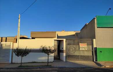 Imagem: A casa possui 2 Dormitórios, 1 Banheiro, 2 Vagas na garagem