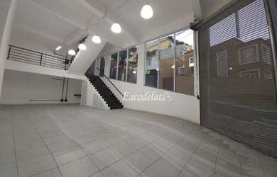 Imagem: O depósito possui 3 Vagas na garagem, 230m² de Área e está