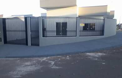 Imagem: A casa possui 2 Dormitórios, 1 Banheiro, 2 Vagas na garagem