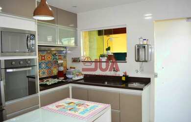 Imagem: A casa possui 3 Dormitórios, 3 Banheiros, 2 Vagas na garagem