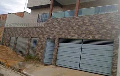 Imagem: A casa possui 4 Dormitórios, 3 Banheiros, 2 Vagas na garagem