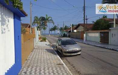 Imagem: A casa e possui 3 Dormitórios, Suítes, 2 Banheiros, 4 Vagas