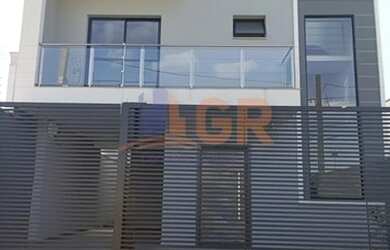 Imagem: A casa possui 3 Dormitórios, 3 Banheiros, 2 Vagas na garagem