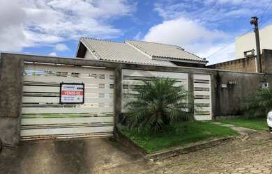 Imagem: A casa possui 2 Dormitórios, 1 Banheiro, 2 Vagas na garagem