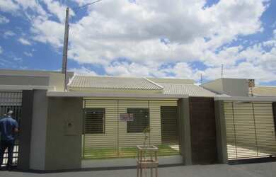 Imagem: A casa possui 3 Dormitórios, 2 Banheiros, 2 Vagas na garagem