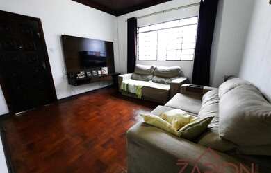 Imagem: A casa possui 4 Dormitórios, 2 Banheiros, 2 Vagas na garagem