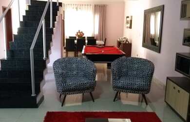 Imagem: A casa possui 5 Dormitórios, 5 Banheiros, 4 Vagas na garagem