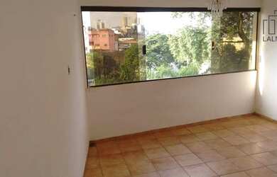 Imagem: A casa possui 3 Dormitórios, 2 Banheiros, 1 Vaga na garagem