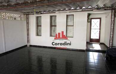 Imagem: A casa possui 3 Dormitórios, 2 Banheiros, 2 Vagas na garagem