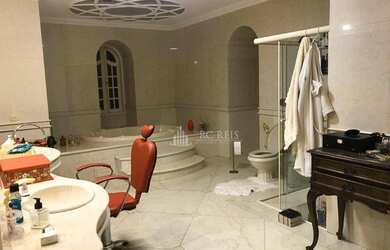 Imagem: A casa em condomínio possui 5 Dormitórios, 5 Banheiros, 5