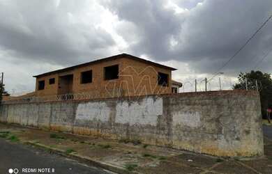Imagem: A casa possui 3 Dormitórios, 1 Banheiro, 1 Vaga na garagem