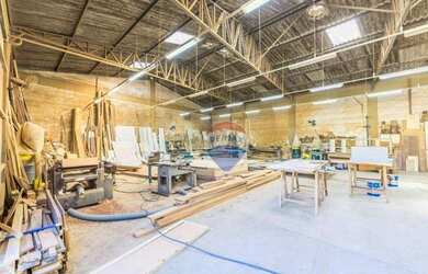 Imagem: O depósito possui 3 Vagas na garagem, 731m² de Área e está