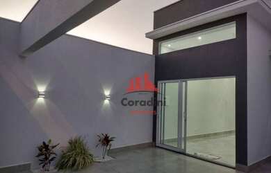 Imagem: A casa possui 3 Dormitórios, 1 Banheiro, 2 Vagas na garagem