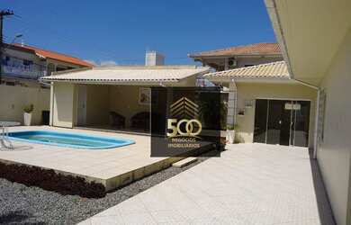 Imagem: A casa possui 3 Dormitórios, 2 Banheiros, 5 Vagas na garagem