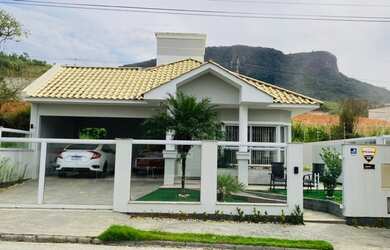 Imagem: A casa possui 3 Dormitórios, 2 Banheiros, 3 Vagas na garagem