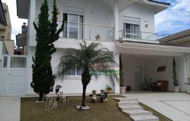 Imagem: A casa em condomínio possui 4 Dormitórios, 5 Banheiros, 4