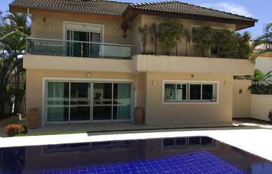 Imagem: A casa possui 4 Dormitórios, 5 Banheiros, 4 Vagas na garagem