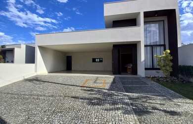 Imagem: A casa possui 3 Dormitórios, 4 Banheiros, 5 Vagas na garagem