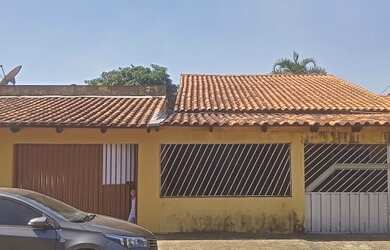 Imagem: A casa possui 4 Dormitórios, 2 Banheiros, 222m² de Área e