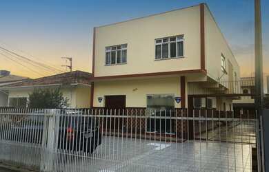 Imagem: O depósito possui 1 Vaga na garagem e 146m² de Área e está