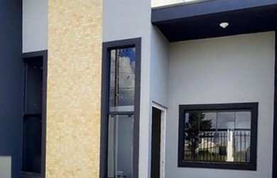 Imagem: A casa possui 3 Dormitórios, 2 Banheiros, 2 Vagas na garagem