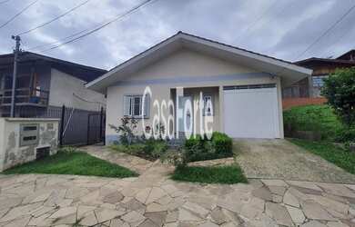 Imagem: A casa possui 3 Dormitórios, 1 Banheiro, 1 Vaga na garagem