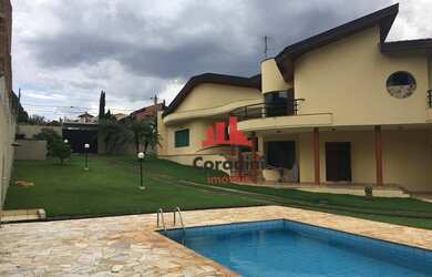 Imagem: A casa possui 4 Dormitórios, 4 Banheiros, 5 Vagas na garagem