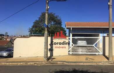 Imagem: A casa possui 3 Dormitórios, 3 Banheiros, 4 Vagas na garagem