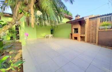 Imagem: A casa possui 4 Dormitórios, 3 Banheiros, 4 Vagas na garagem