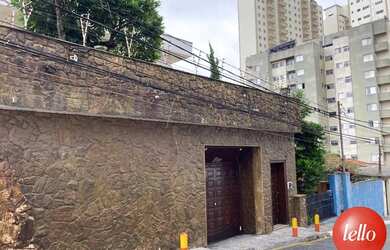 Imagem: O depósito para alugar possui 4 Vagas na garagem e 320m² de