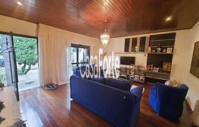 Imagem: A casa possui 4 Dormitórios, 2 Banheiros, 4 Vagas na garagem