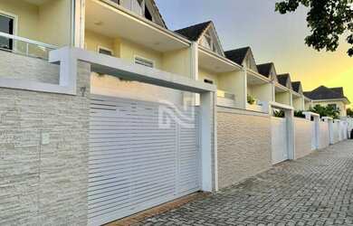 Imagem: A casa em condomínio possui 4 Dormitórios, 2 Banheiros, 2