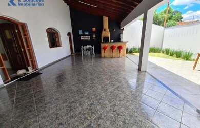 Imagem: A casa possui 3 Dormitórios, 2 Banheiros, 3 Vagas na garagem