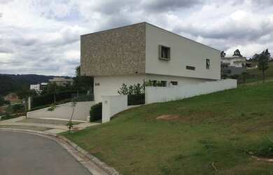 Imagem: A casa em condomínio possui 4 Dormitórios, 5 Banheiros, 5