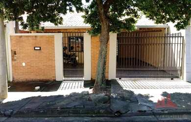 Imagem: A casa possui 2 Dormitórios, 1 Banheiro, 2 Vagas na garagem